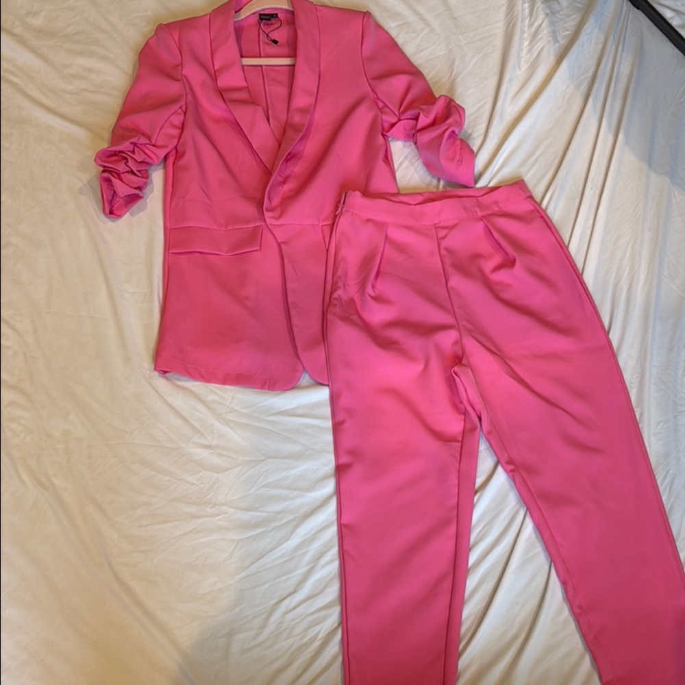 Chic Pink Pantsuit with Relaxed Fit and High-Waisted Design